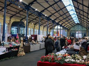 der "Weihnachtsmarkt der Künstler" in der alten Markthalle von Haguenau