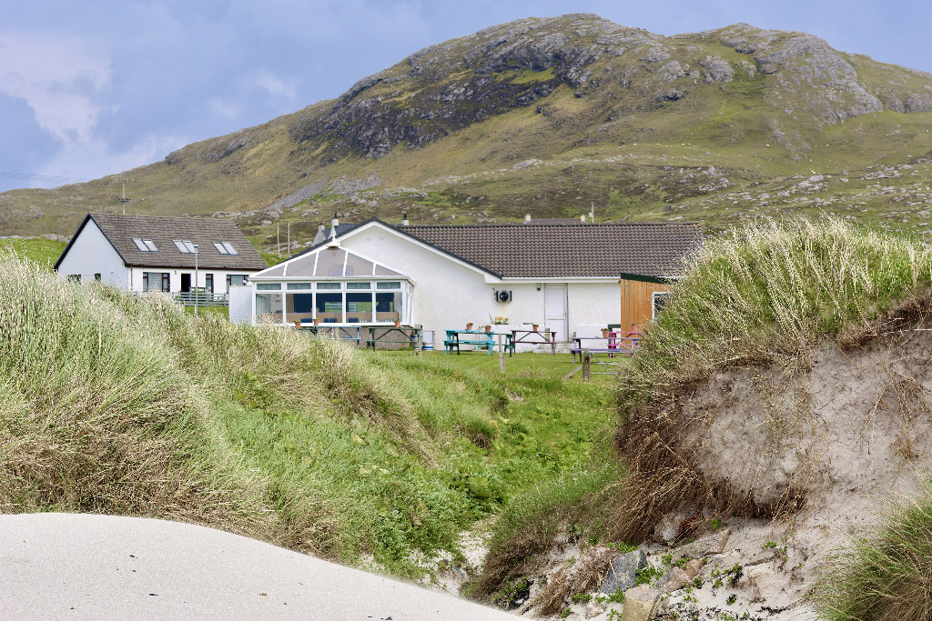 Das Pub „Am Politican“ liegt direkt am Strand der schnuckeligen Hebriden-Insel Eriskay